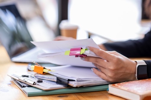 Foto: Dokumente auf Klemmbrett