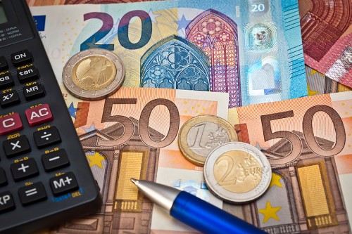 Foto: Geldscheinen und Taschenrechner